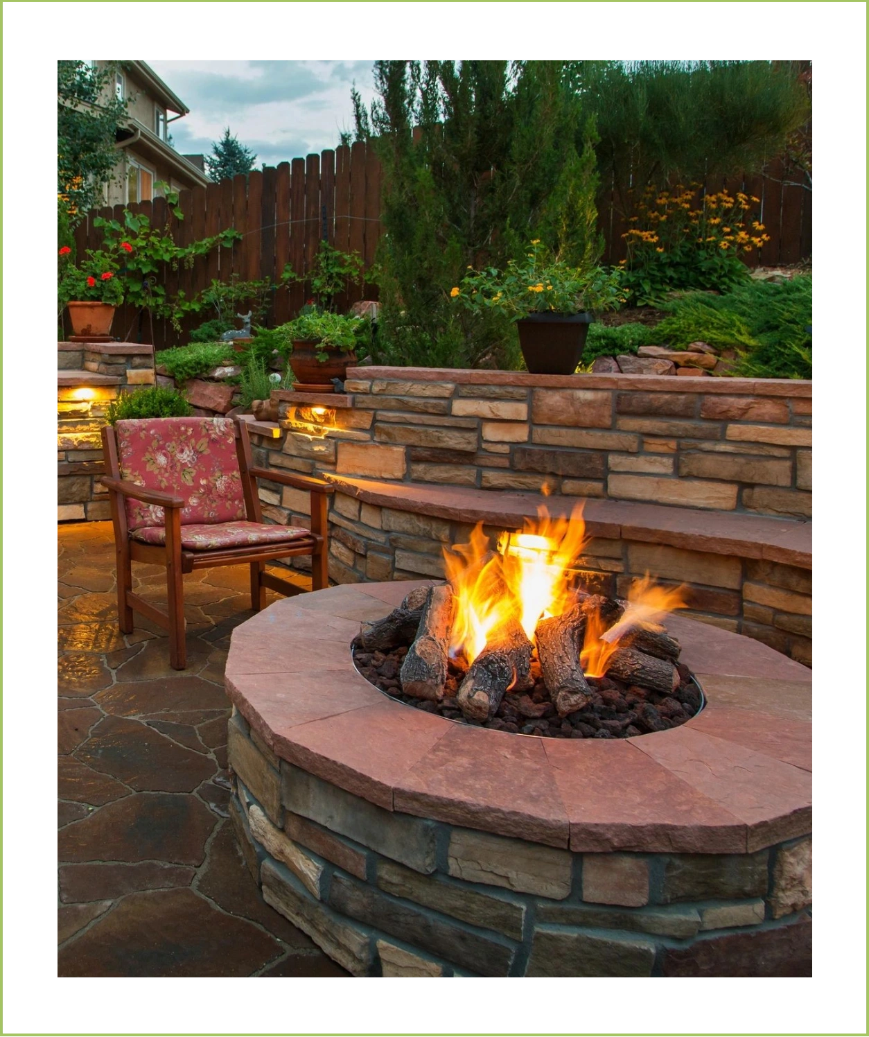 A fire pit in the middle of an outdoor patio.