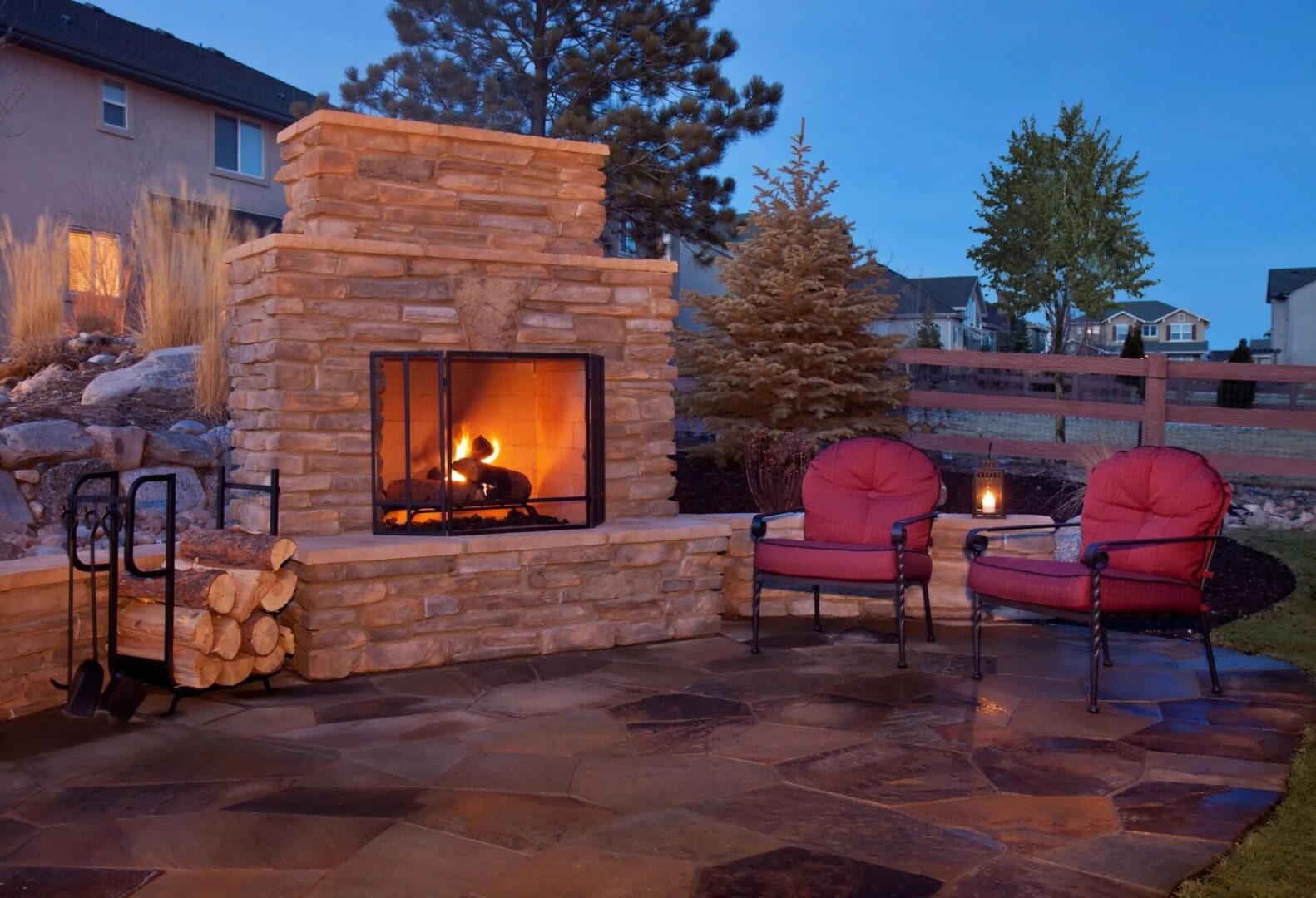 A fire place sitting in the middle of an outdoor patio.